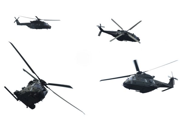 دنباله عکس های هلیکوپتر در حال پرواز در جریان تظاهرات نظامی