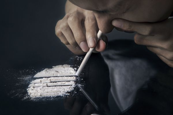 سوء مصرف مواد مخدر مردی که مواد مخدر مصرف می کند پرتره کوکائین خروپف می کند