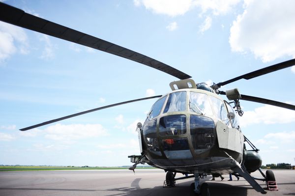 هلیکوپتر در فرودگاه منتظر فرمان برای برخاستن است