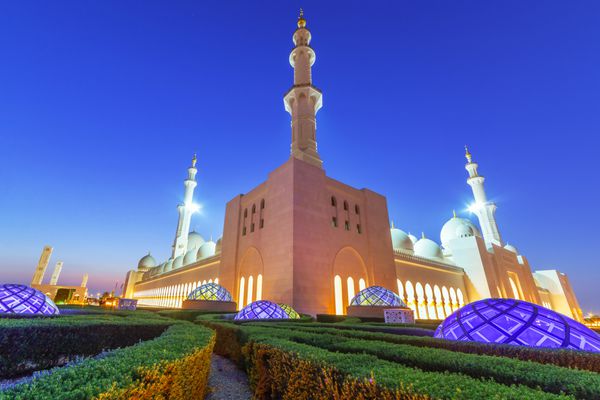 مسجد جامع در ابوظبی در شب امارات متحده عربی
