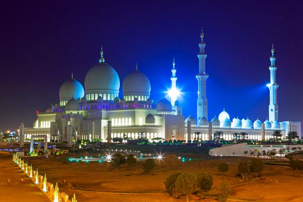 مسجد جامع در ابوظبی در شب امارات متحده عربی