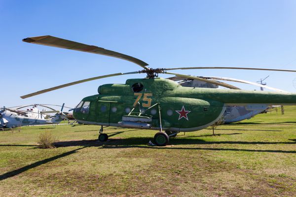 توگلیاتی روسیه - 2 مه 2013 هلیکوپتر حمل و نقل رزمی در پس زمینه آسمان در موزه فنی تولیاتی