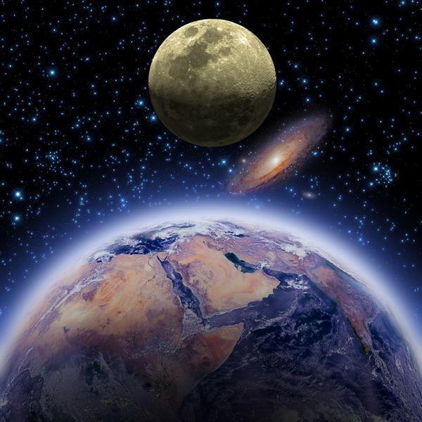 زمین و ماه روی پس‌زمینه‌ی پر ستاره‌ای تیره عناصر این تصویر توسط ناسا ارائه شده است