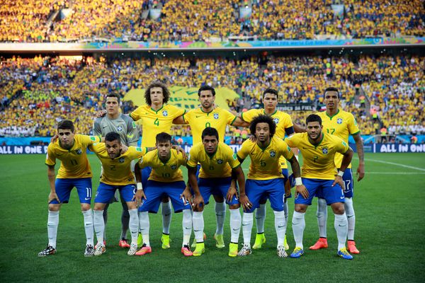 سائو پائولو برزیل - 12 ژوئن 2014 تیم برزیل در حال عکس گرفتن در جریان بازی افتتاحیه جام جهانی 2014 فیفا برزیل در گروه A در ورزشگاه کورینتیانس آرنا به مصاف کرواسی می رود عدم استفاده در برزیل
