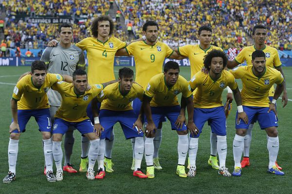 سائو پائولو برزیل - 12 ژوئن 2014 تیم برزیل در حال عکس گرفتن در جریان بازی افتتاحیه جام جهانی 2014 فیفا برزیل در گروه A در ورزشگاه کورینتیانس آرنا به مصاف کرواسی می رود عدم استفاده در برزیل