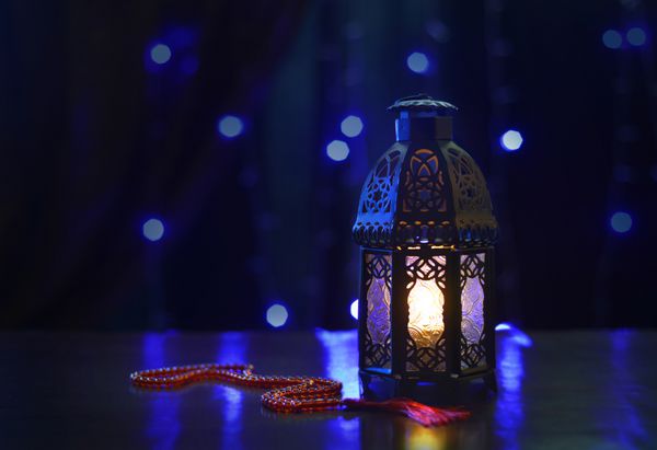 فانوس و تسبیح رمضان در زمینه تیره