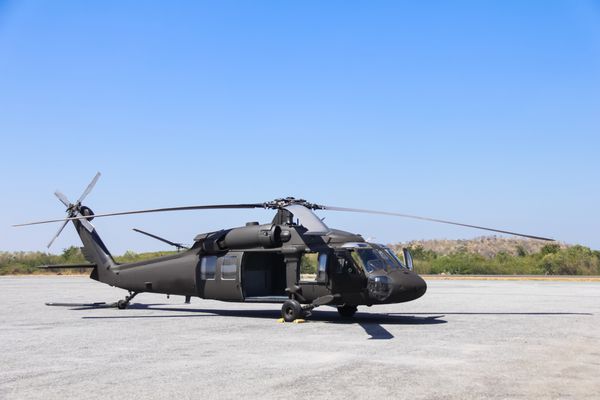 هلیکوپتر بلک هاوک نظامی در یک پایگاه