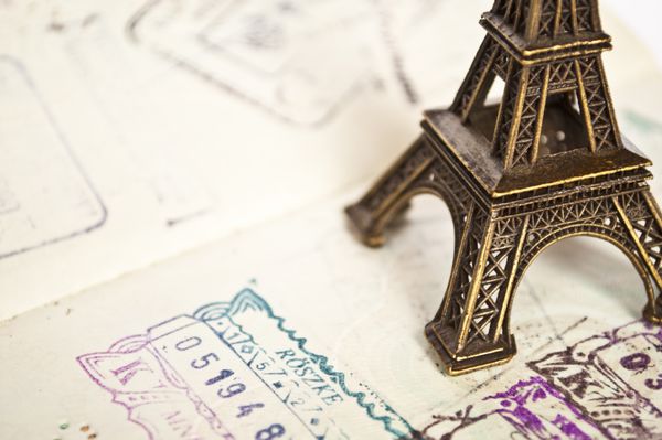 پاسپورت مهر شده با پاسپورت ایفل - مفهوم سفر به پاریس -