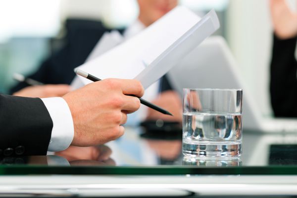 کسب و کار - جلسه در یک دفتر وکلا یا وکلا فقط دست در حال بحث در مورد یک سند یا قرارداد قرارداد