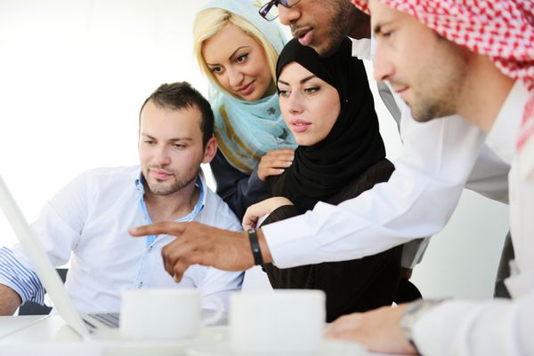 مردم عربی در حال برگزاری یک جلسه کاری