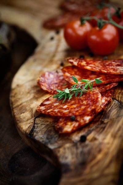 سوسیس سالامی Chorizo در زمینه روستایی کلد گوشت