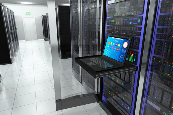 ارتباطات اینترنتی کسب و کار خلاقانه اتصال فناوری اینترنت رایانش ابری و مفهوم اتصال شبکه مانیتور ترمینال در اتاق سرور با قفسه های سرور در فضای داخلی مرکز داده