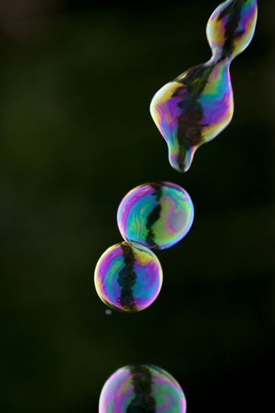 حباب های رنگارنگ صابون در پس زمینه