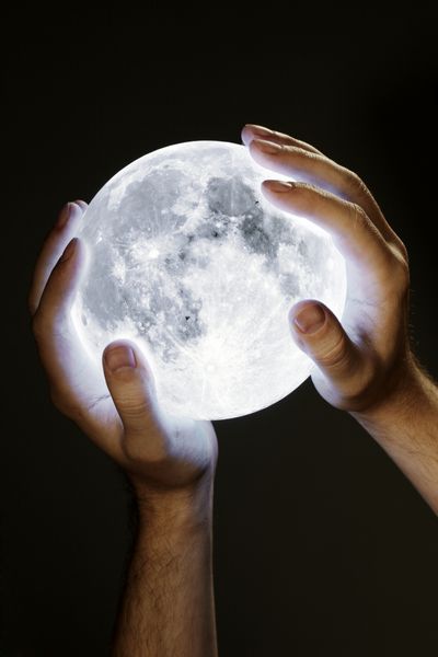 مردی که ماه را در دستان خود گرفته است تصویر ماه ارائه شده توسط ناسا