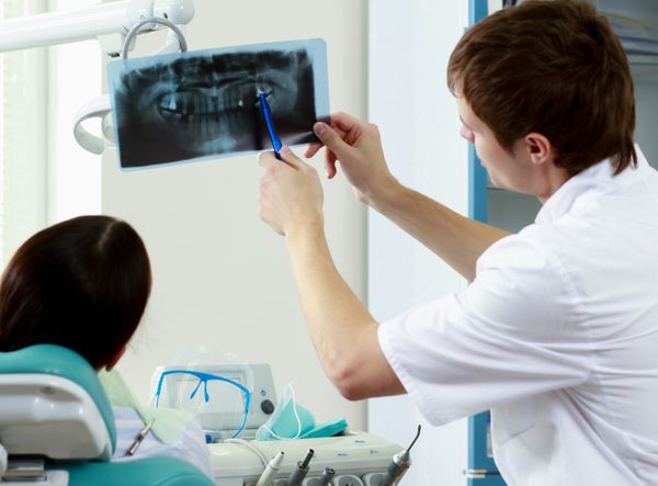 زن جوان با دندانپزشک در یک جراحی دندان بهداشت پزشکی