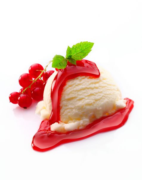 دسر بستنی وانیلی با شربت توت قرمز و میوه تازه روی زمینه سفید سرو می شود