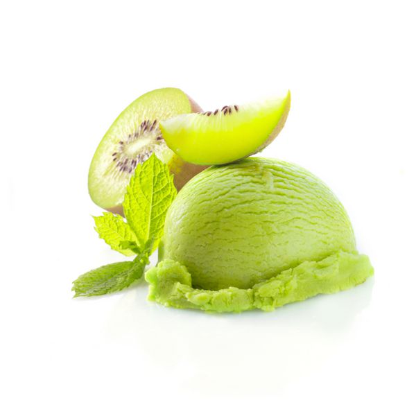 دسر بستنی کیوی گرمسیری با بستنی سبز خامه ای خوشمزه که با میوه کیوی برش خورده تازه تزیین شده با نعنا سرو می شود