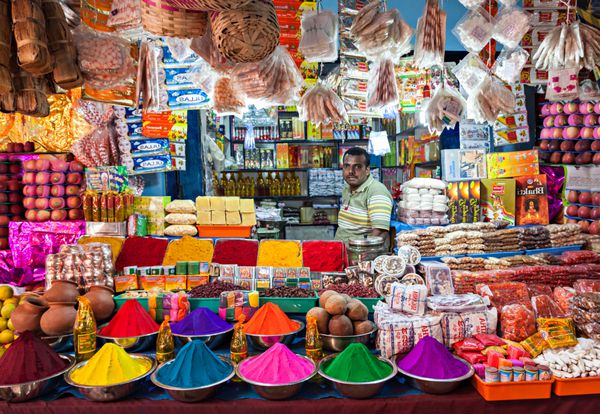 دهلی هند - 26 مارس فروشگاه هندی در 26 مارس 2012 دهلی هند مغازه های کوچکی مانند این رایج ترین در منطقه فقیرنشین دهلی هستند گردشگران می توانند رنگ هند را در آنها ببینند