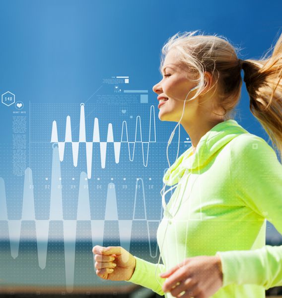مفهوم ورزش تناسب اندام ورزش و سبک زندگی - زن خندان در حال دویدن با گوشی در فضای باز
