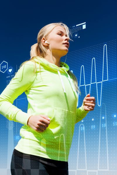 مفهوم ورزش تناسب اندام ورزش و سبک زندگی - زن در حال دویدن با هدفون در فضای باز