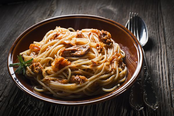 اسپاگتی تازه با سس تن ماهی از نزدیک