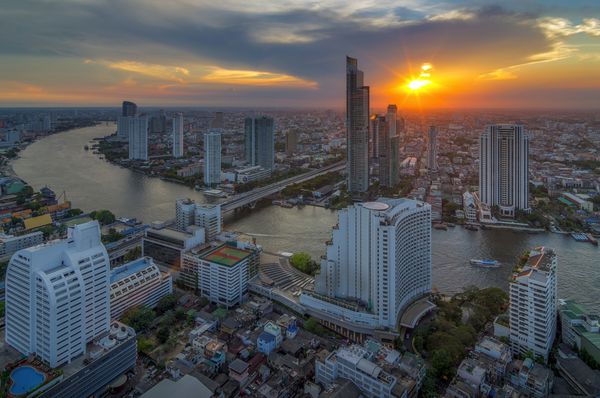 ساختمان مدرن منظره در نزدیکی رودخانه در غروب آفتاب در بانکوک منظره پرنده