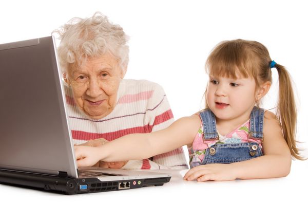 مادربزرگ با نوه دختر پشت کامپیوتر