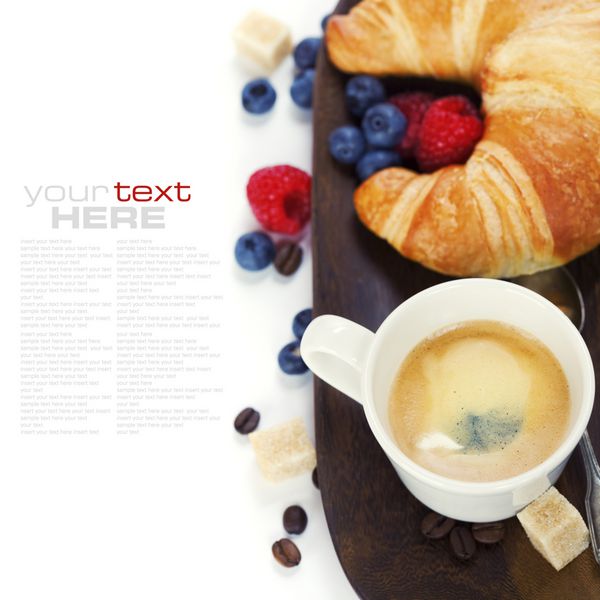 صبحانه خوشمزه با قهوه تازه کروسانت و میوه های تازه به همراه متن نمونه