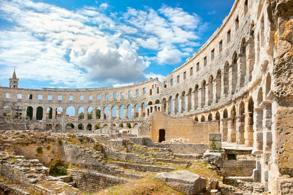 آمفی تئاتر رومی آرنا در پولا این در 27 قبل از میلاد - 68 پس از میلاد ساخته شد و یکی از شش بزرگترین میدان رومی بازمانده در جهان است Pula Arena بهترین اثر باستانی در کرواسی است