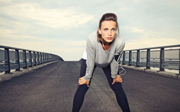 دونده زن با تمرکز و عزم برای دویدن