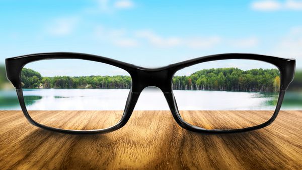 دریاچه شفاف در عینک در پس زمینه طبیعت تار