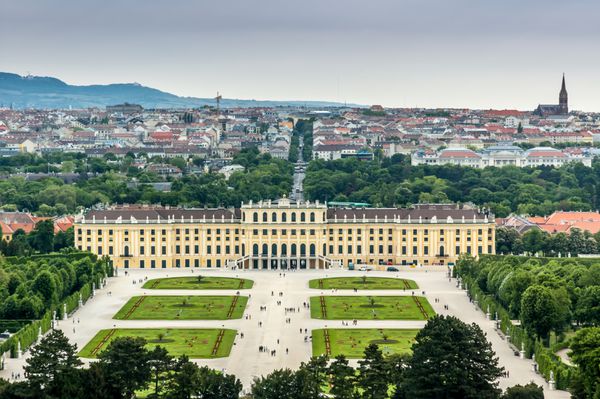 منظره ای زیبا از کاخ معروف شونبرون با باغ بزرگ پارتر در وین اتریش