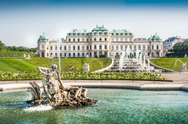 منظره ای زیبا از Schloss Belvedere معروف ساخته شده توسط یوهان لوکاس فون هیلدبرانت به عنوان یک اقامتگاه تابستانی برای شاهزاده یوجین ساووی در وین اتریش