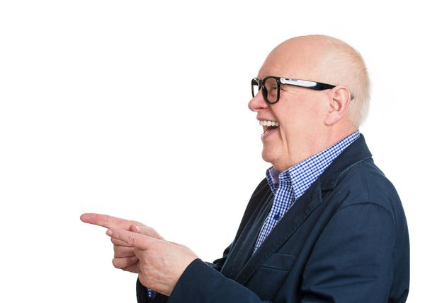 نمای نزدیک نمای نمای کناری مرد سالخورده با عینک در حال خنده با انگشت به سمت کسی پس زمینه سفید جدا شده عبارات مثبت چهره انسان عواطف احساسات نگرش رویکرد