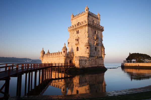 برج بلم بر روی رودخانه تاگوس در صبح نقطه عطف شهر مشهور در لیسبون پرتغال