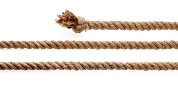 تکه های طناب با گره در زمینه سفید