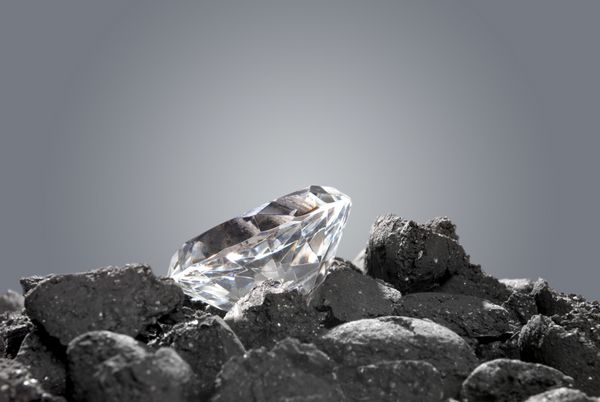 الماس در انبوهی از زغال سنگ تکامل یک گوهر گرانبها را نشان می دهد