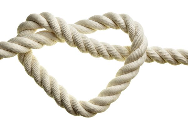 طناب شکل قلب جدا شده روی پس زمینه سفید