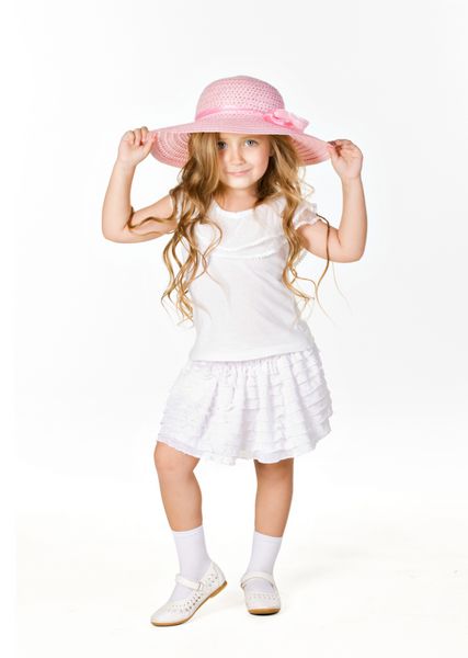 مدل کوچولوی زیبا با پارچه سفید و صورتی ایزوله شده روی سفید