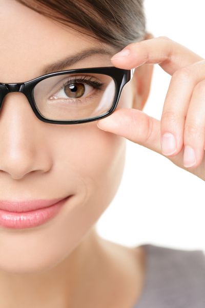 پرتره نزدیک زن عینک عینک زنی با عینک و قاب در نمای نزدیک جوان زیبای قفقازی مخلوط نژاد