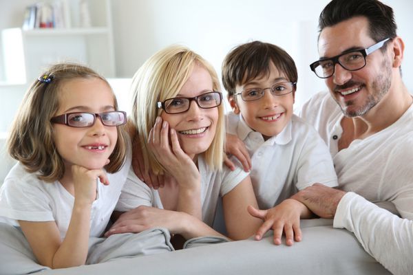 خانواده چهار نفره که عینک می زنند