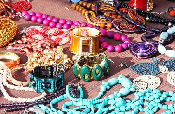 گردنبند جواهرات و دستبندهای قدیمی برای فروش در بازار فروش