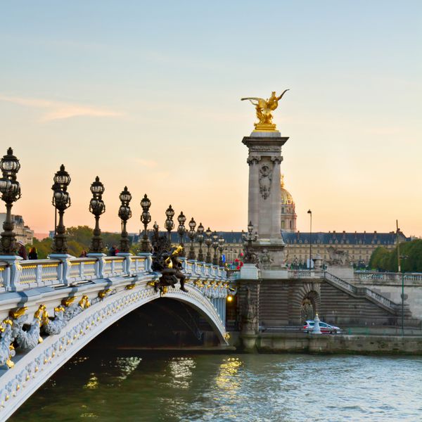 پل الکساندر سوم در غروب خورشید در پاریس فرانسه