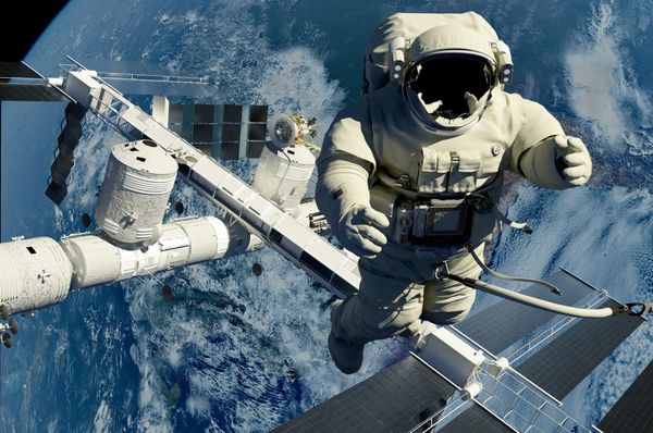 فضانورد در پس زمینه یک سیاره عناصر ts از این تصویر ارائه شده توسط ناسا