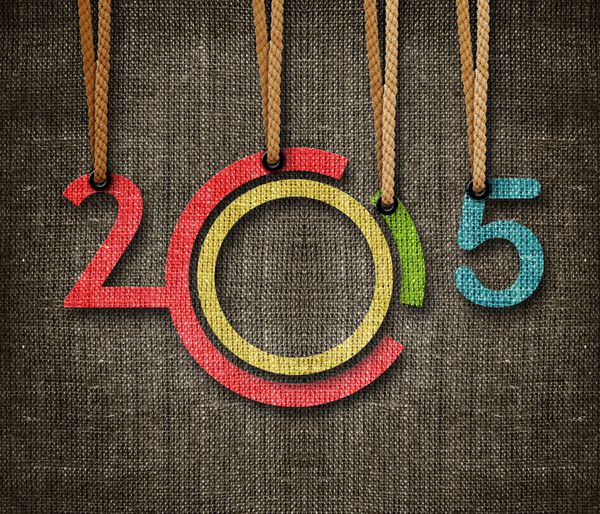 سال نو مبارک 2015 اعداد آویزان به طناب به عنوان عروسک گردان روی پس زمینه گونی همان مفهوم موجود برای سال 2016