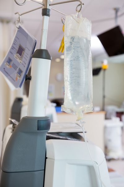 آویزان کیسه مایع روی دستگاه دیالیز در اتاق شیمی بیمارستان