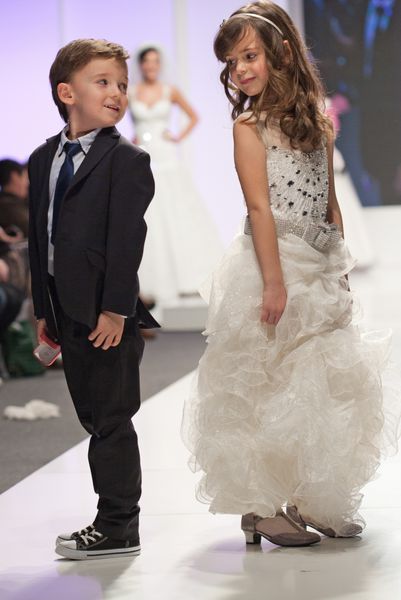 زاگرب کرواسی - 15 فوریه 2014 مدل های کودکان با لباس عروس و داماد در نمایش روزهای عروسی