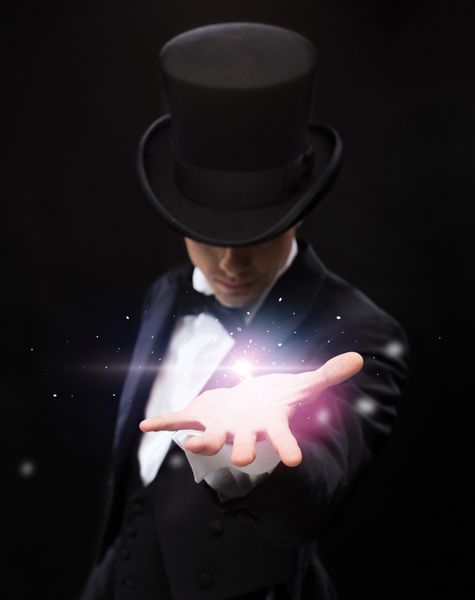 مفهوم جادو اجرا سیرک نمایش و تبلیغات - شعبده باز که چیزی را روی کف دست خود نگه می دارد