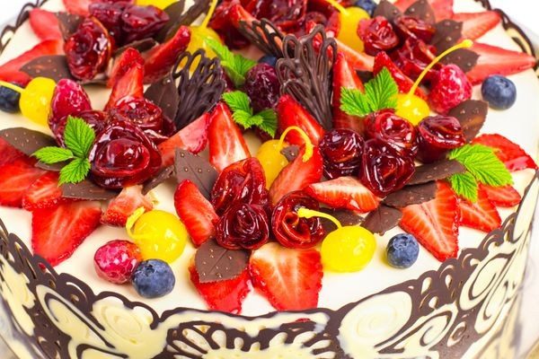 کیک تزئین شده با میوه و شکلات