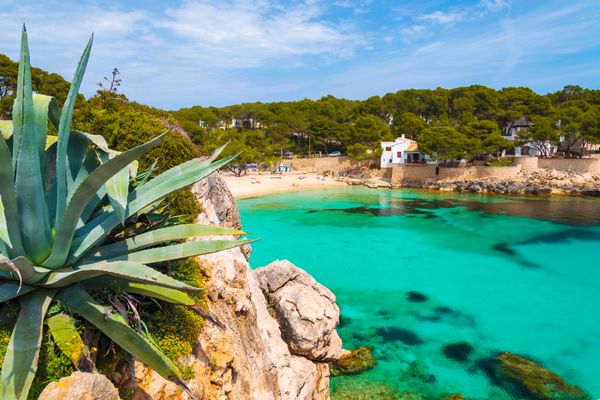 ساحل زیبا با آب دریا فیروزه ای لاجوردی Cala Gat جزیره مایورکا اسپانیا